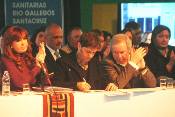 CFK, con Axel Kicillof y Daniel Peralta, el jueves anterior en nuestra ciudad. (Foto C.G.)