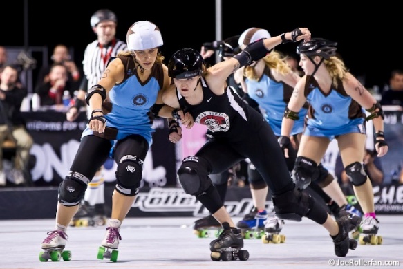 El Roller Derby es un deporte físico y estratégico a la vez, donde las tácticas elaboradas se combinan con pura fuerza física y rapidez para ganar ( Foto JoeRollerFan.com)