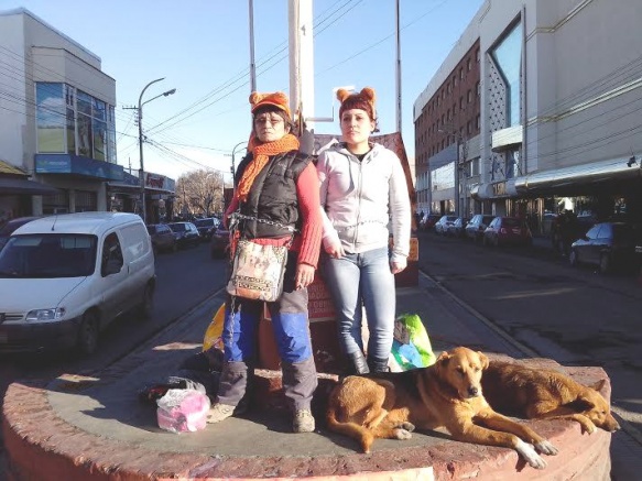 Jacinta junto a su compañera encadenada ayer por la tarde (L.T).