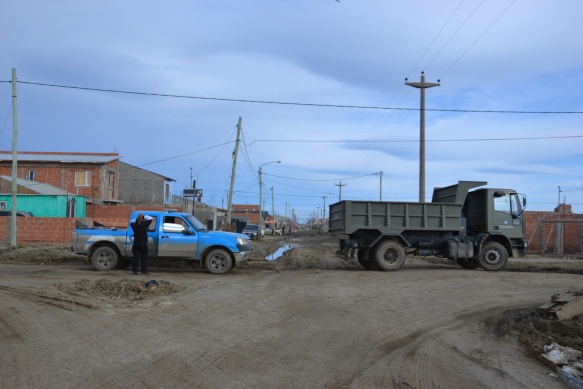 Máquinas del Ejército con asistencia de móviles de Tránsito trabajaron en los alrededores del Vaciadero. (Foto C.R.)