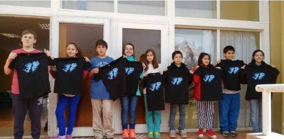 Los niños que viajaron con sus remeras de Malvinas (Facebook de la EPP 78).