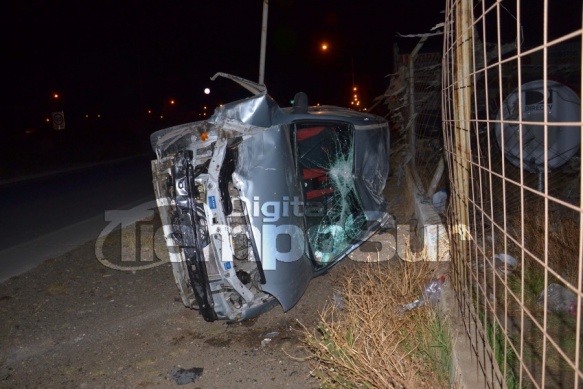 El Chevrolet Corsa quedó destruido tras el vuelco(Foto: C. Robledo)