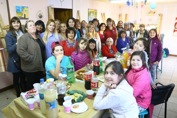 Finalizando el festejo, algunas alumnas y profes posaron para TiempoSur. (C.G)