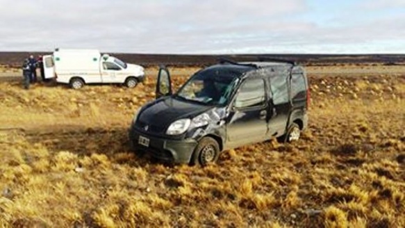 El utilitario terminó con importantes daños materiales tras volcar. 