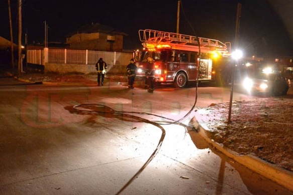 Personal de bomberos, trabajó en el lugar  por la gran explosión sobre  los cables.(Foto: C. Robledo)