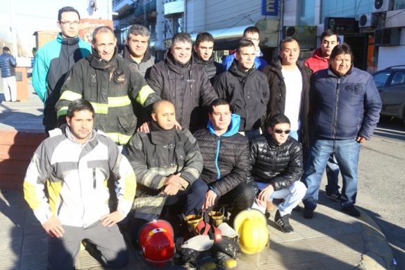 Un grupo de bomberos asistió ayer al izamiento en apoyo a Mauricio Díaz. (c. g)