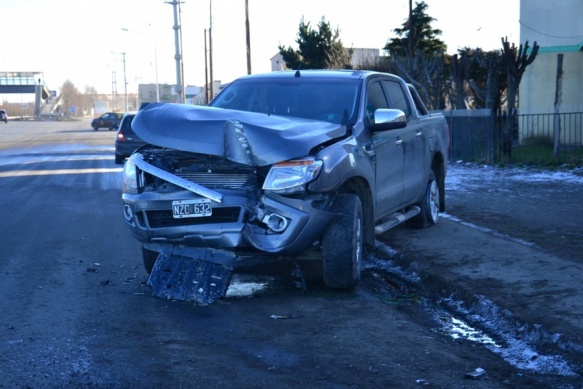 La camioneta terminó con importantes daños en la parte frente tras chocar. (Fotos: C.R.)