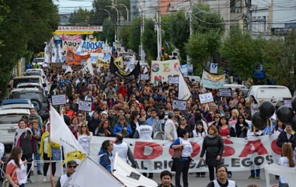 El gremio docente señaló que se superaron los plazos legales para el cobro del aguinaldo.  