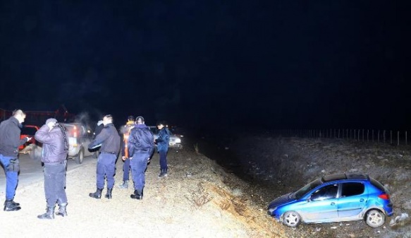 El Peugeot quedó parcialmente sumergido en una laguna.