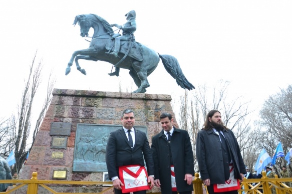 Los tres masones presenciaron el homenaje a San Martín. (C, R)