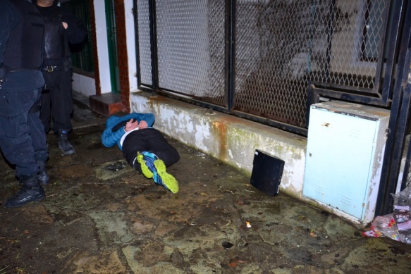 La policia detuvo al ladrón cuando escapaba.Foto: Cristian Robledo