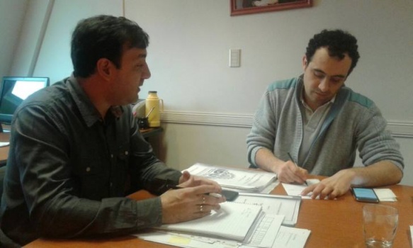 Grasso y Carambia firman donación de tierras a favor del IDUV. (Foto La Voz)