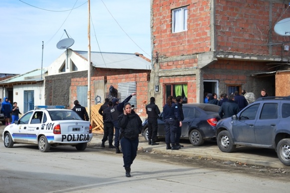 El confuso episodio sucedió en la tarde de ayer, en una vivienda de calle Capitán Giachino al 2300, donde policías fueron agredidos con piedras y fierros. (Fotos: C.R.)