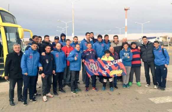 La peña local de San Lorenzo recibió a los jugadores en el aeropuerto 