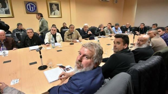 El 7 de septiembre pasado, los jefes de la CGT, Carlos Acuña, Héctor Daer y Juan Carlos Schmid recibieron a los referentes de las organizaciones sociales. Foto: Archivo