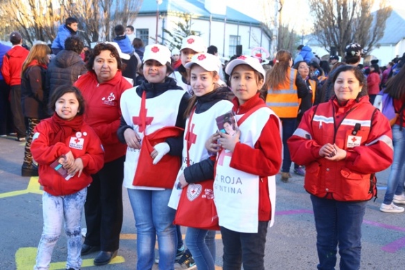Grupo juvenil de la Cruz Roja durante la campaña de ayer (C.G)