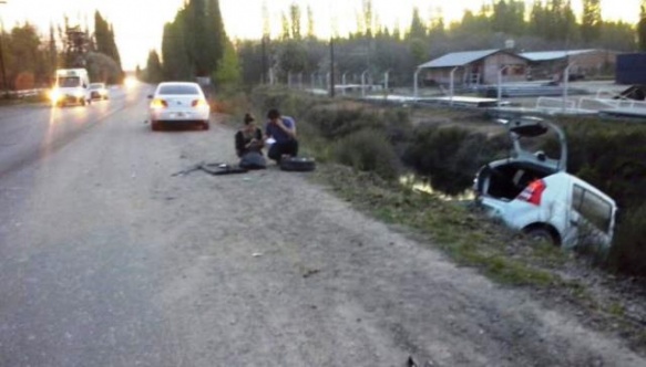 NEUQUÉN. Uno de los vehículos terminó en el desagüe (La Mañana de Neuquén).