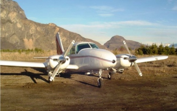 Un Piper PA-23-250 Azteca como el de la imágen, cayó en Santa Cruz hace casi 20 años.