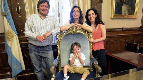 Máximo Kirchner, Cristina Kirchner y Rocío García, con su primer nieto, Néstor Iván. (Presidencia)