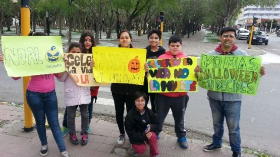 Jóvenes realizan una campaña en contra de Halloween