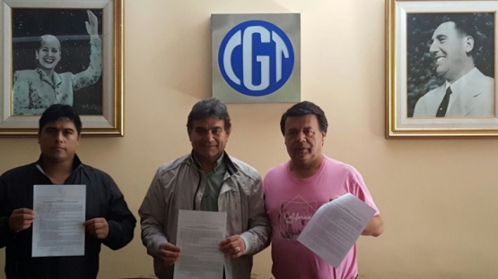 Vidal en la CGT con el documento de normalización.