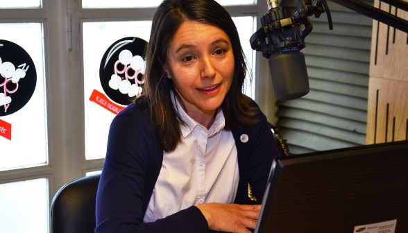 Comisario Rodríguez en el estudio de Tiempo FM (C.R.)