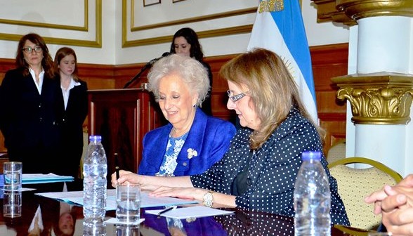De Carlotto y Kirchner firmando el acta acuerdo en Casa de Gobierno (C.R)