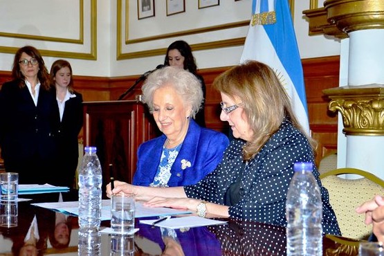 De Carlotto y Kirchner firmando el acta acuerdo en Casa de Gobierno (C.R)