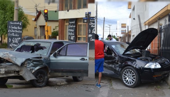 La imprudencia de uno de los conductores, provocó un fuerte choque. (Foto: C Robledo)