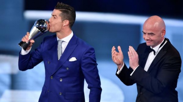 Ronaldo junto al presidente de la FIFA, Gianni Infantino (AFP)