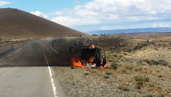 Momentos en que se incendiaba el rodado sobre Ruta 40 (Foto: Ahora Calafate)