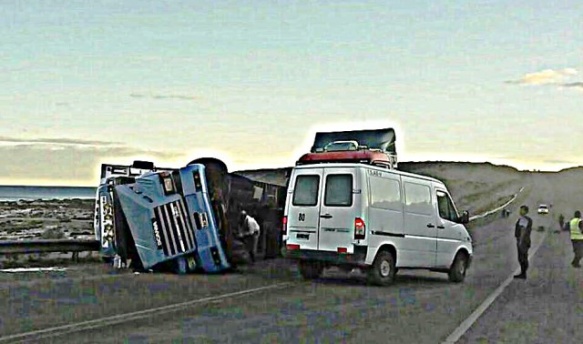 El camión terminó sobre uno de sus laterales tras chocar. (Foto R.S.) 