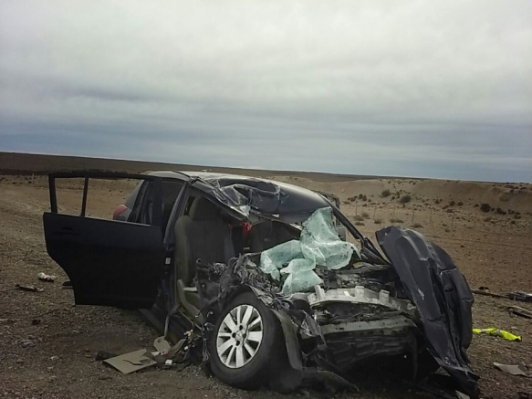 Los daños materiales sobre el Nissan Tida fueron casi totales. (R. Salfate)