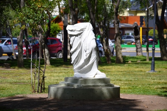 Rotura y deterioro de algunas de las estatuas de la plaza. (Foto: C.R)
