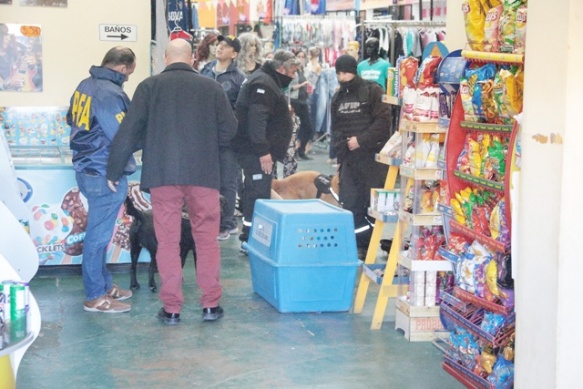 En la galería se incautó una gran cantidad de mercadería. (Foto: C.G.)