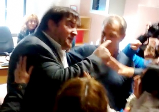 Ivovich discutió con algunos jubilados. (Foto extraída de un video en la web). 