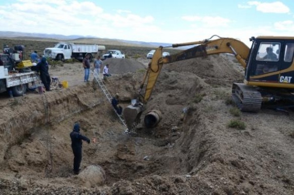 Una de las tantas roturas del acueducto Lago Muster – Caleta Olivia. (Foto Voces y Apuntes)