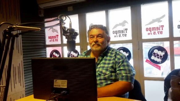 Prof. Montané en el estudio de Tiempo FM