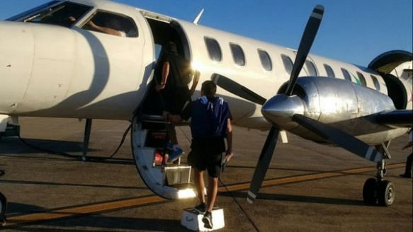 El plantel de Racing, antes de subirse al avión que los llevó de regreso a Buenos Aires (@RacingClub )