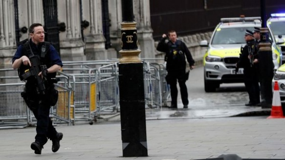 Policía en las afueras del Parlamento británico tras el atentado de este miércoles (Reuters)