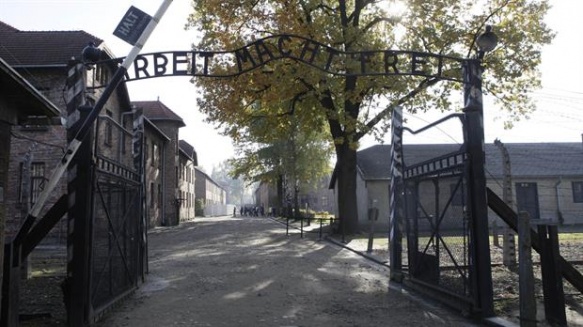 La entrada al ex campo de concentración de Auschwitz. Foto: AP / Czarek Sokolowski