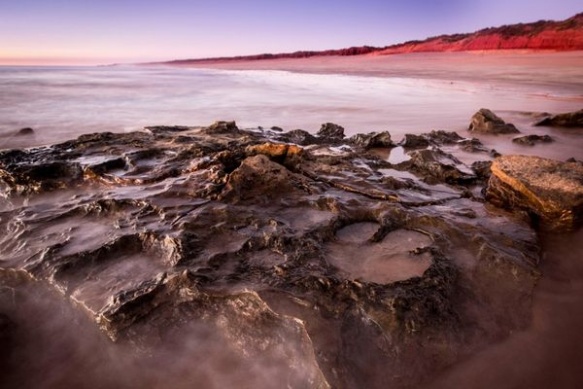 Las huellas de Walmadanyichus hunteri en las rocas de Broome Sandstone. (AFP)