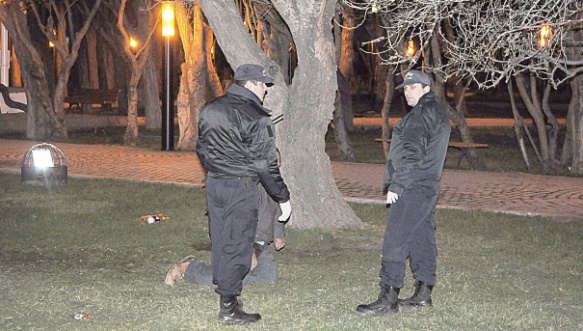 El hecho ocurrió en la plaza San Martín en horas de la madrugada.