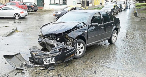 Importantes daños sufrió el rodado argentino. (Foto: El Pingüino de Punta Arenas)