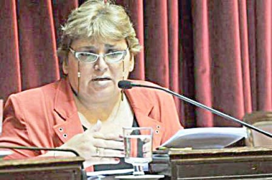 María Ester Labado, senadora. 