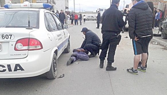 Momento en que Santana es detenido luego de disparar al corazón de su hijo.