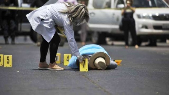 El cuerpo del periodista Javier Valdez, tras ser acribillado en las calles de Sinaloa / AFP photo / Fernando Brito  