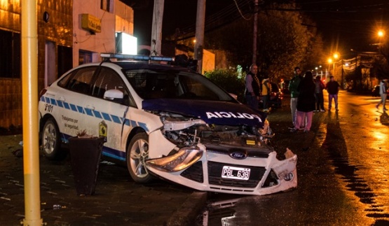 Móvil policial protagonizó fuerte choque en Río Gallegos