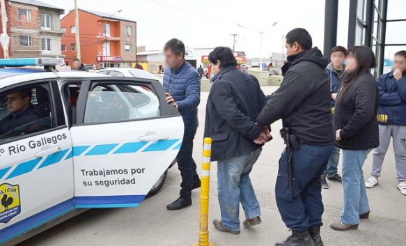 El sujeto fue detenido en el estacionamiento de un supermercado, en el barrio Belgrano. (Foto: C.R.) 