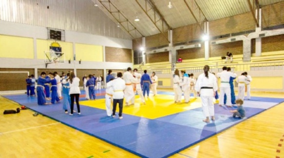 El judo se mueve en la villa turística.